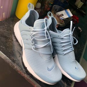 WOMANS AIR PRESTO – SIZE US 9 W